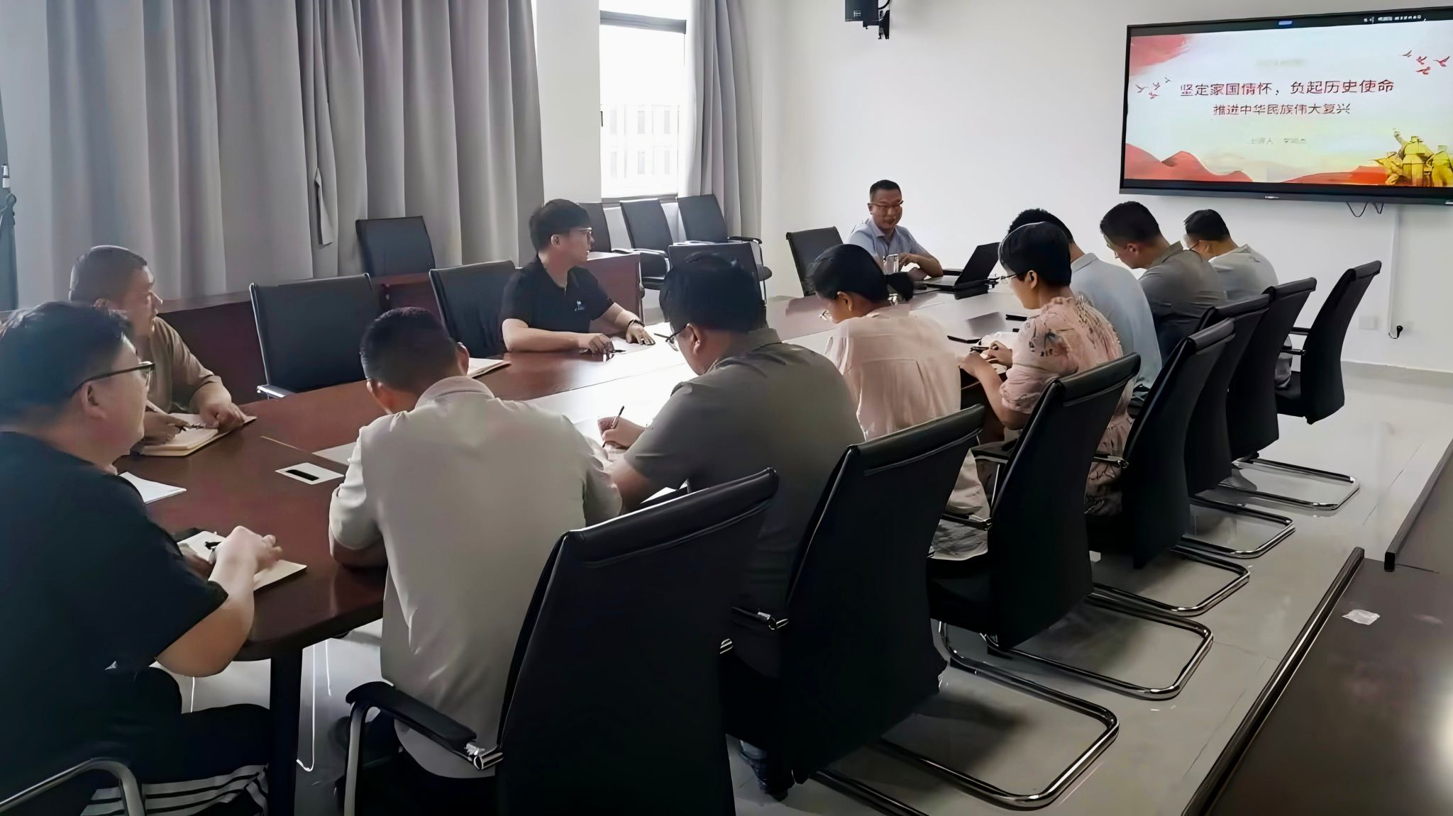 李同杰讲党课.jpg